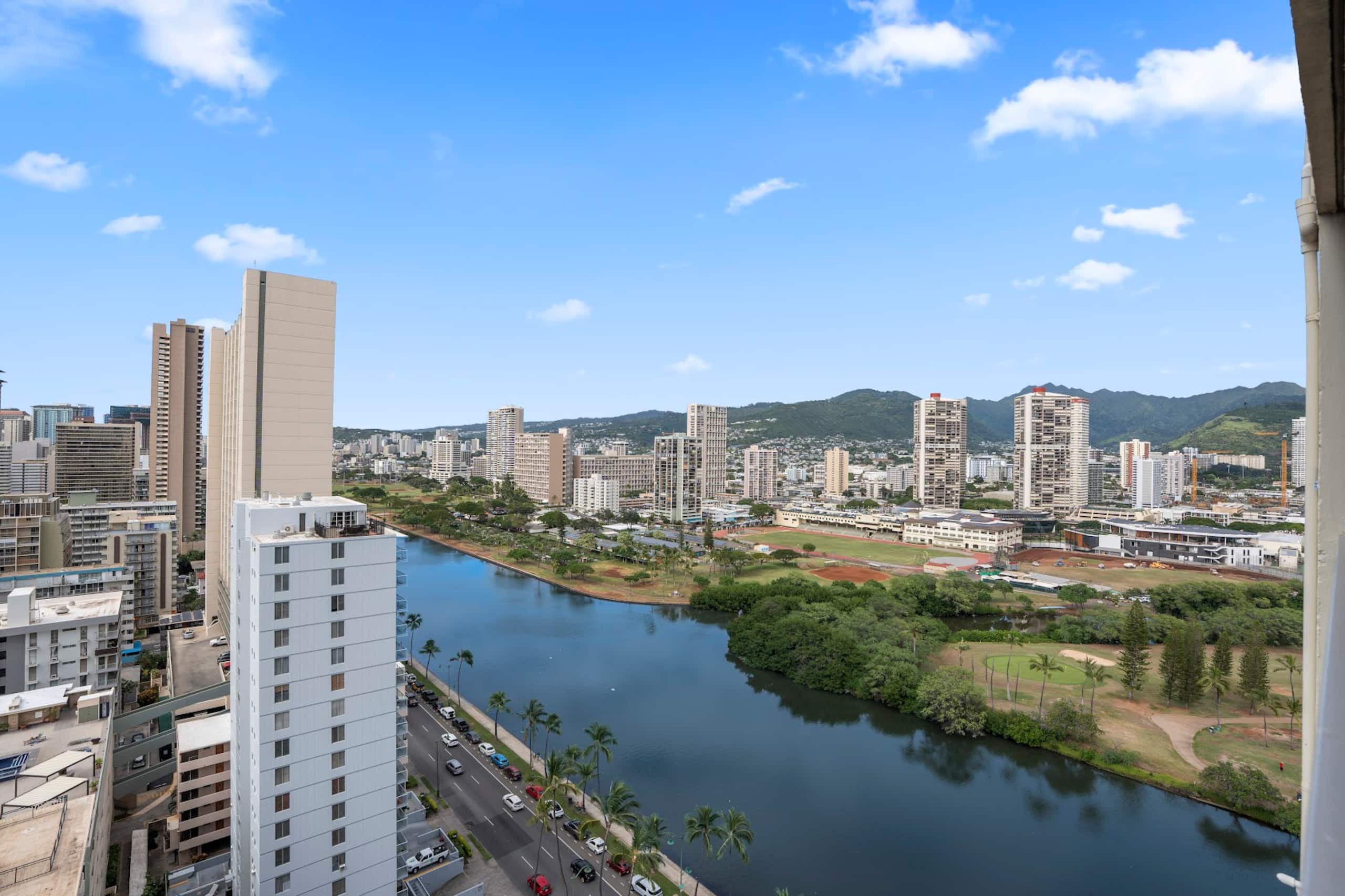 Condo in Honolulu · ★4.87 · Studio · 2 beds · 1 bath - Image 27