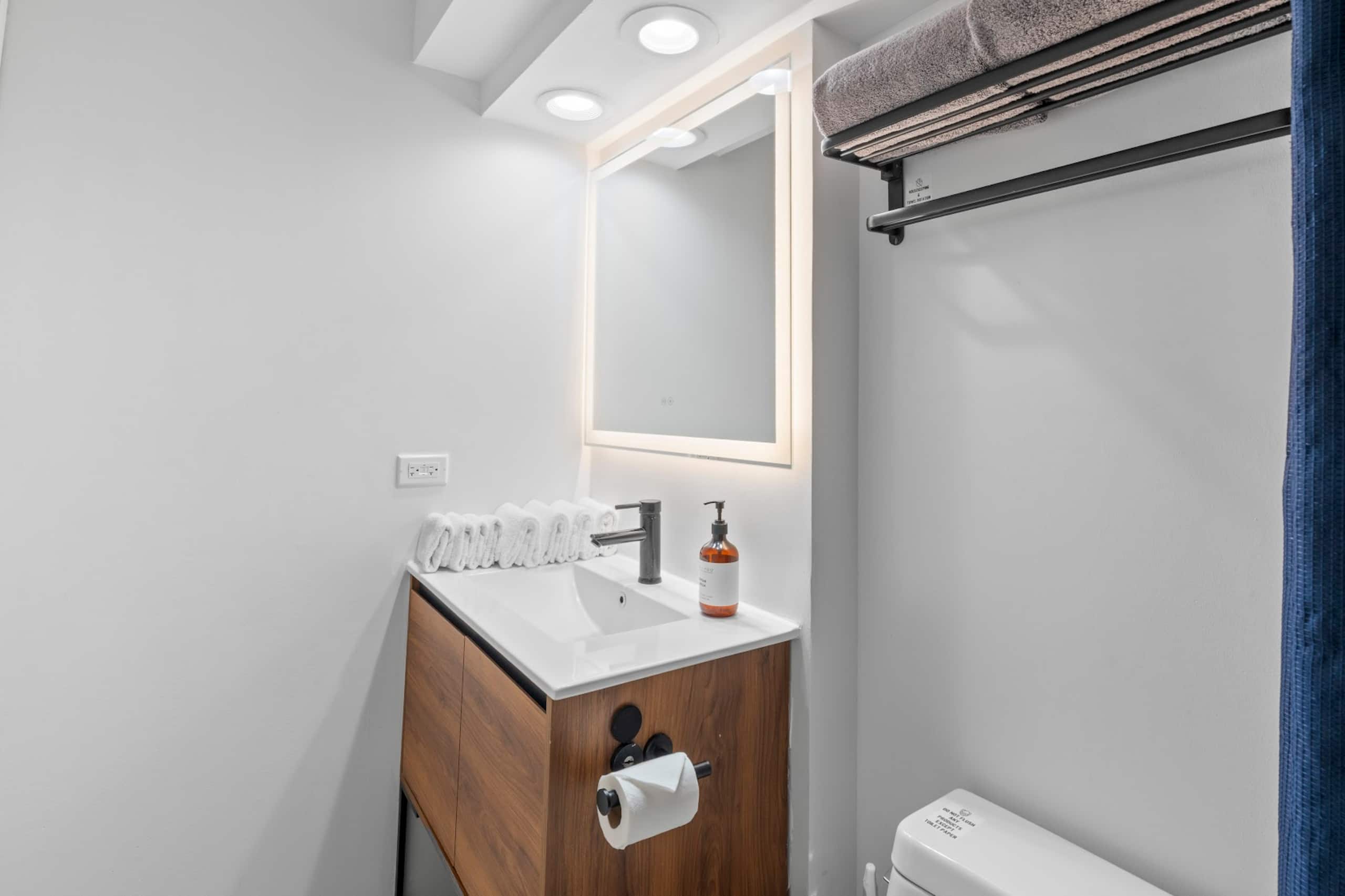 Condo in Honolulu · ★4.87 · Studio · 2 beds · 1 bath - Image 25