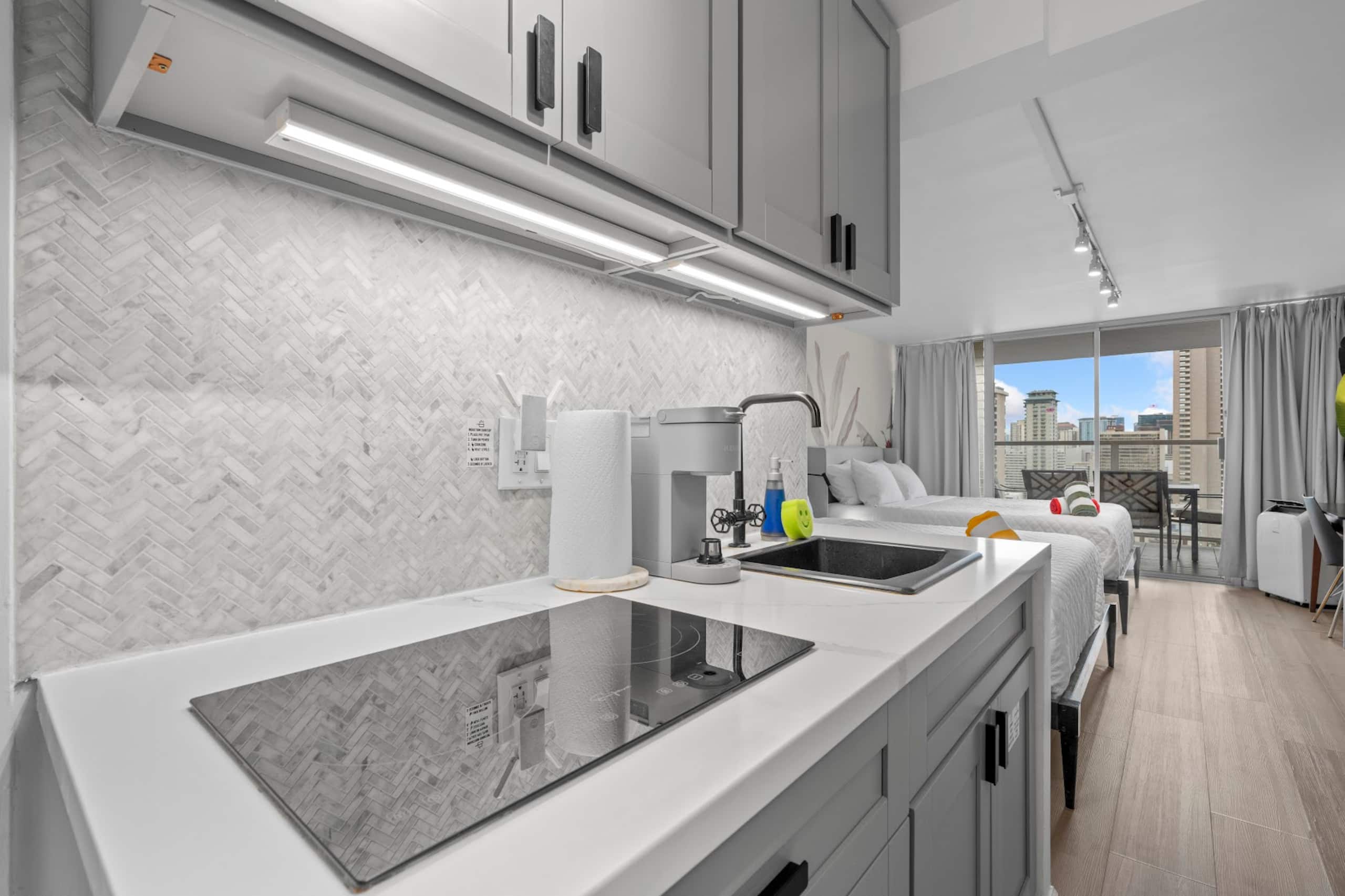 Condo in Honolulu · ★4.87 · Studio · 2 beds · 1 bath - Image 21