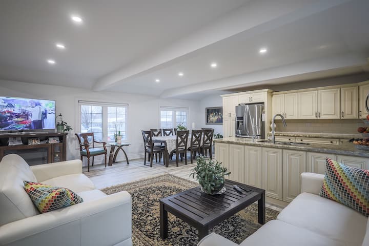 Steps From Lake Simcoe, Big Driveway, 2 Bedroom - Bradford, ON, Canada