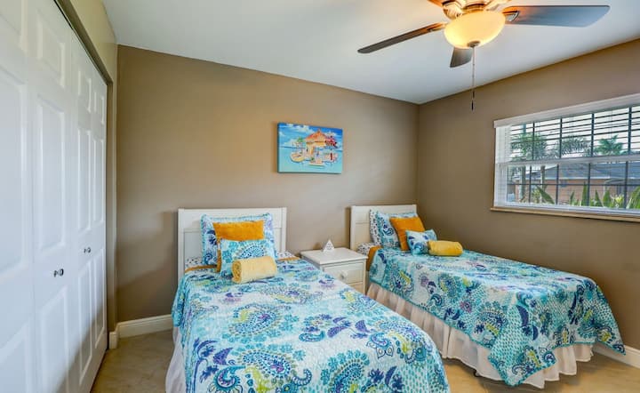 Twin Bedroom: Bright and airy retreat with vibrant decor and tropical views awaits your stay!