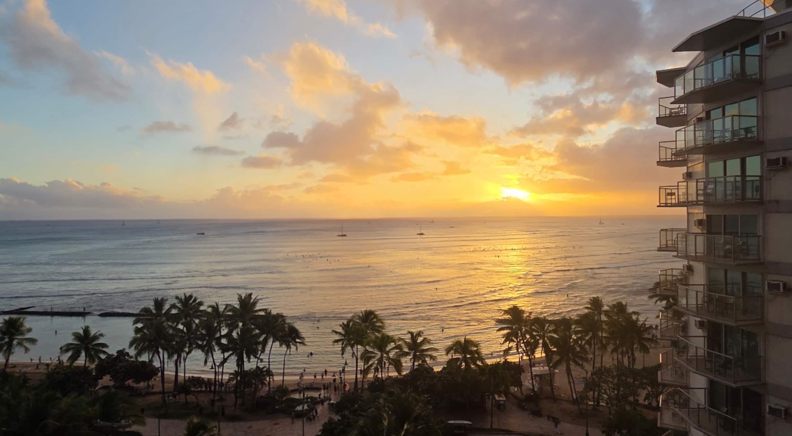 Condo in Honolulu · ★4.87 · 2 bedrooms · 3 beds · 2 private baths - Image 38