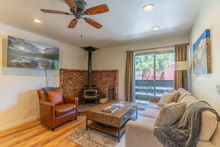 Modern Mammoth Condo, Hot Tub, 1 Block To Shuttle - Mammoth Lakes