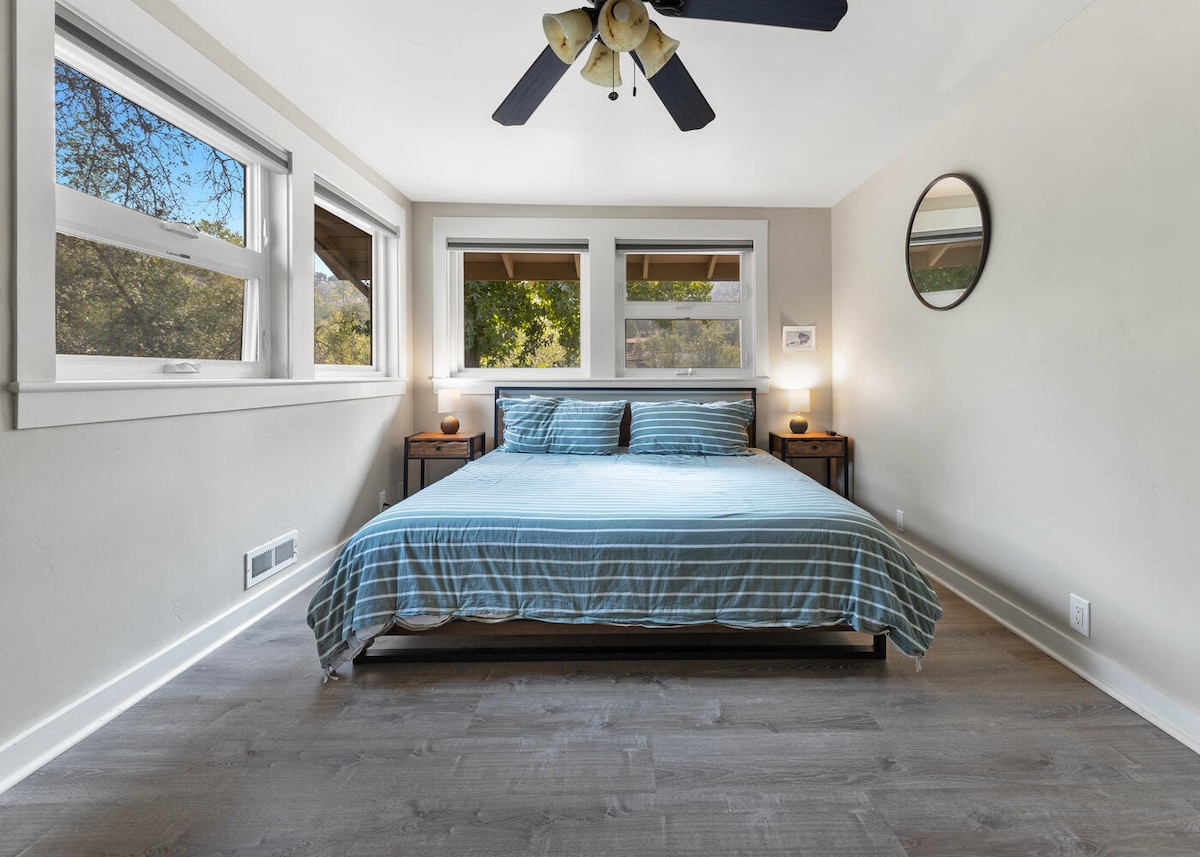 El mini master tiene una cama tamaño king y un baño en suite con mucha luz natural gracias a 4 ventanas grandes, cuadradas y orientadas al sur/este.