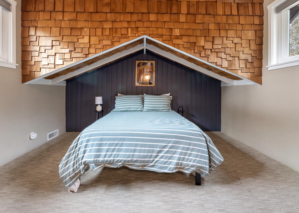 El cuarto dormitorio es un dormitorio loft (totalmente privado) con una cama doble. Ten en cuenta que debes caminar por la habitación con las literas para poder acceder al baño y al resto de la casa. 