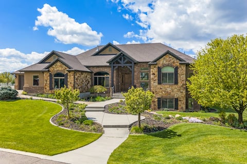 Beautiful 8-Bedroom Mountain Home - Weber Canyon