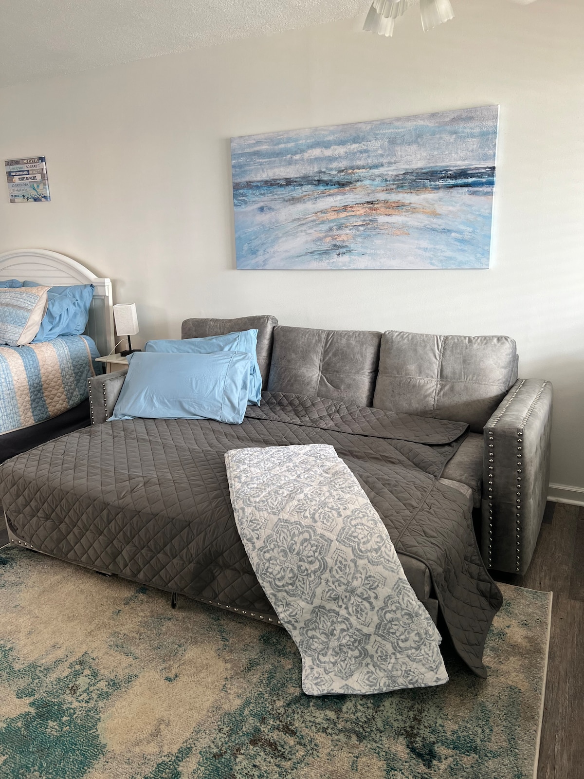 睡在沙发上时，请使用沙发套。 