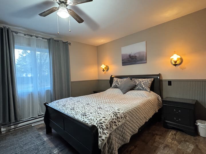 Master bedroom (queen-size bed) on the ground floor (including 2 bedside tables and a 3-drawer desk).