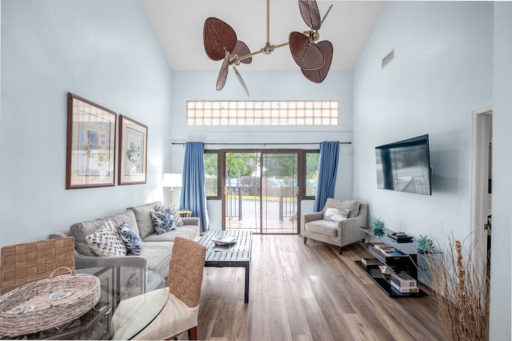 Calypso Cove Ocean Spray, 2 Bedroom Spacious Condo - West Bay