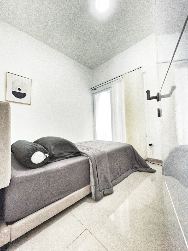 Ideal for 1 to 2. Featuring a double-size memory foam bed (120cmx200cm) with a bamboo fabric cover, memory foam pillows and a cosy duvet for a peaceful night's rest. Large windows connect the room to the back garden, allowing for plenty of fresh air.