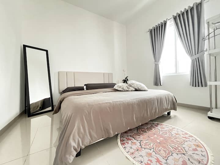 It comfortably accommodates 2 to 3 people, featuring a luxurious king-size memory foam bed (180cm x 200cm) with a soothing aloe vera fabric cover, complemented by plush memory foam pillows and a cosy duvet for a restful night’s sleep.
