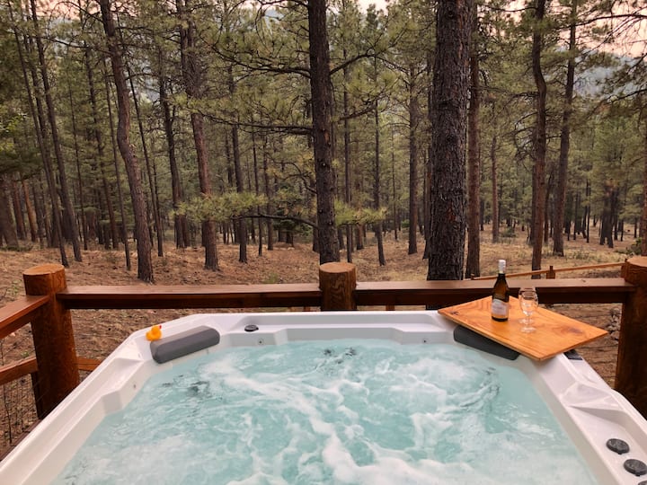 Top rated family-friendly home, hot tub, on trails