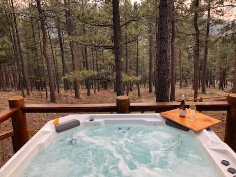 Top rated family-friendly home, hot tub, on trails