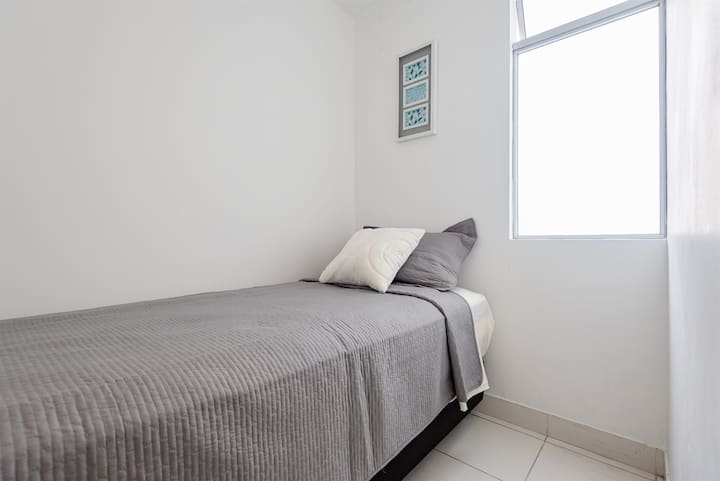 Dormitorio #3 (cuarto de servicio, muy pequeño): cama de 1 plaza / Bedroom #3 (very small, single bed )