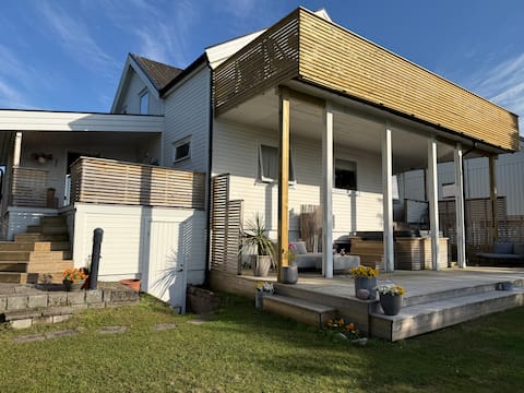 Popular Airbnb listing: Modern Villa With Jacuzzi and Amazing Views! in Tromsdalen