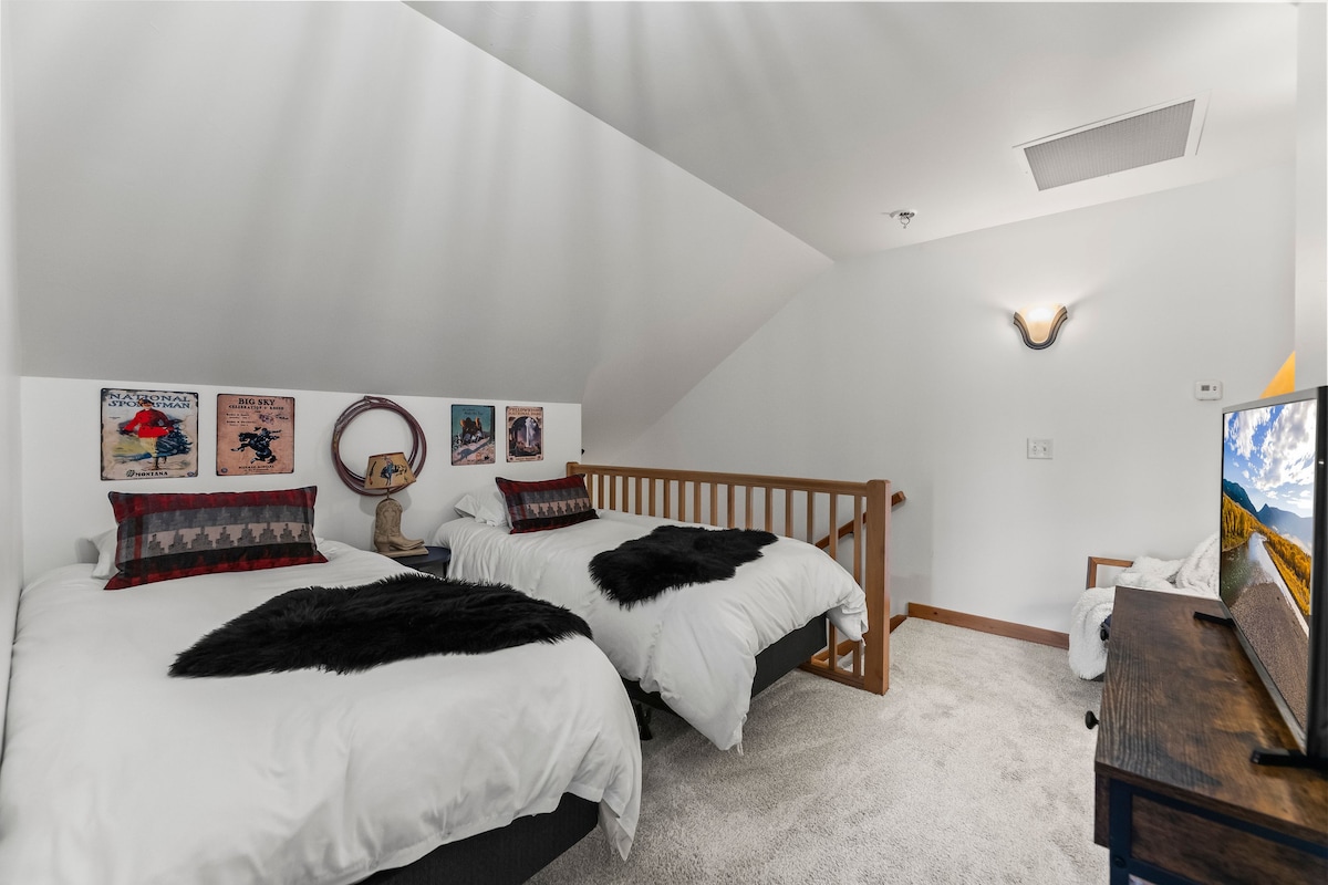 Bedroom with two single beds at Livingston MT rental