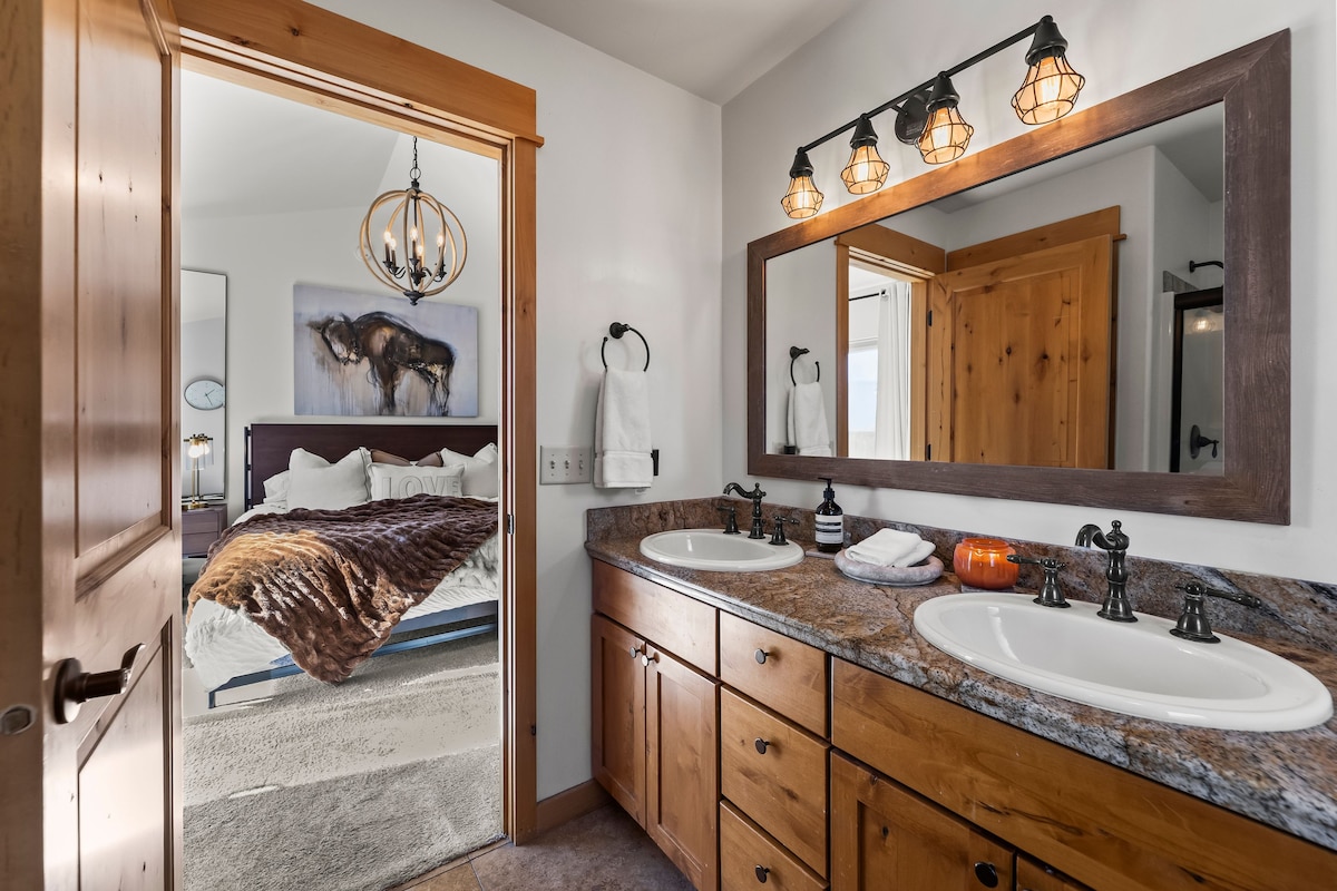 Full kitchen with induction range in Livingston MT vacation rental
