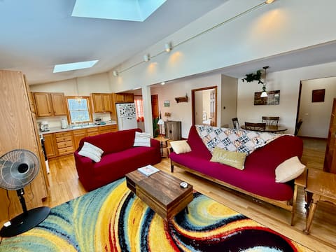 Serene 1-br suite on 75 acre horse property
