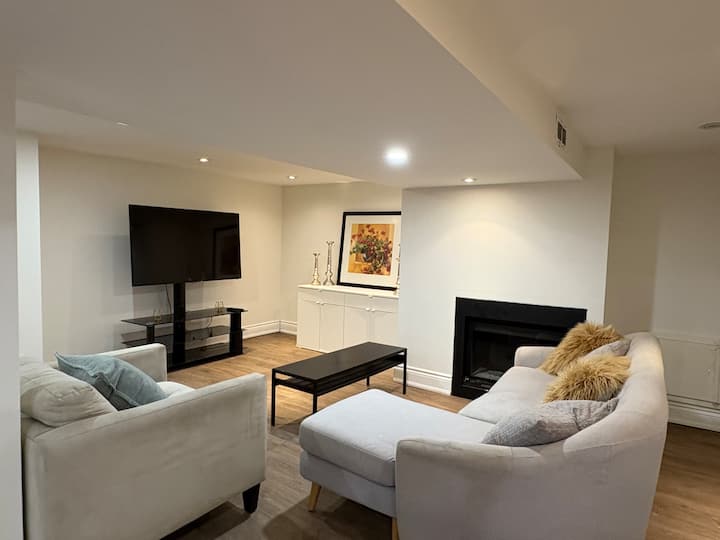 Newly Renovated | Pool | 2free Parking| Long-term - Mississauga