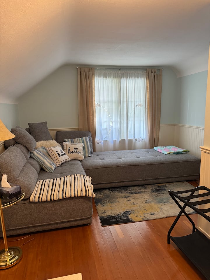 Red Bench Airbnb-east Hill 2 Rooms, 3 Beds + Bath. - Vernon, BC, Canada
