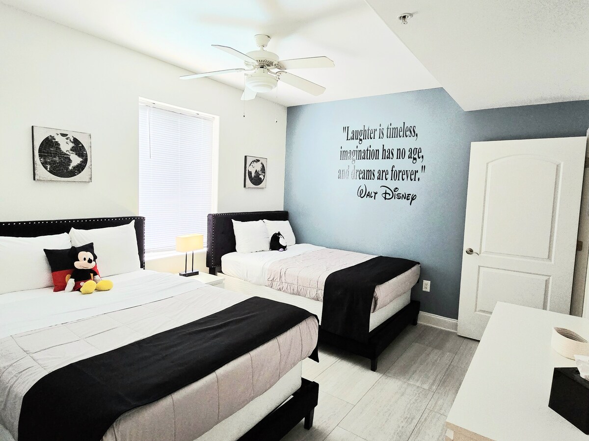 Chumba cha pili cha kulala - watu 4 wanaweza kulala, kina Smart TV, kabati la nguo lenye droo 6, meza ya katikati yenye droo na taa ya kugusa. Pia ina kabati kubwa, viango na kuna mlango wa bafu.