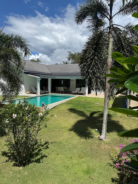 Beautiful villa with pool near the sea.