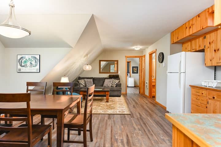 The Loft at Pura Vida Estate offers privacy and quiet after a busy day on the lake or trails. Fully self contained with a queen bedroom, living room (including comfortable sleeper sofa) full bath, complete kitchen and dining space.