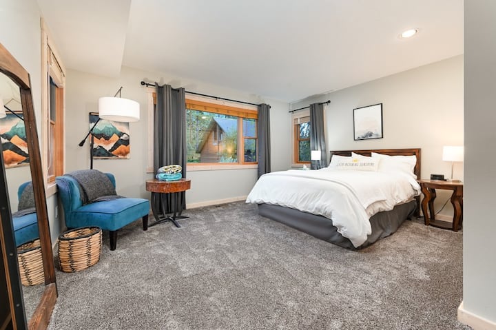 The main house, main floor guest room is spacious and comfortable. Space for an air mattress for little ones is needed. Large closet and tall boy dresser for clothing storage. This room is next to the main floor full bath.
New Saatva mattress.