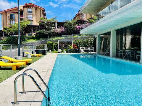 Deluxe Apt in Private Condo w/ Pool, Gym & Parking