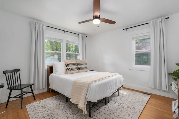 This cozy room is set up for a comy night’s sleep after a full day in Springfield. Stretch out in the full-size bed, close the blackout curtains, turn on the fan or white noise machine, and settle in. Extra bedding is also provided for added comfort.