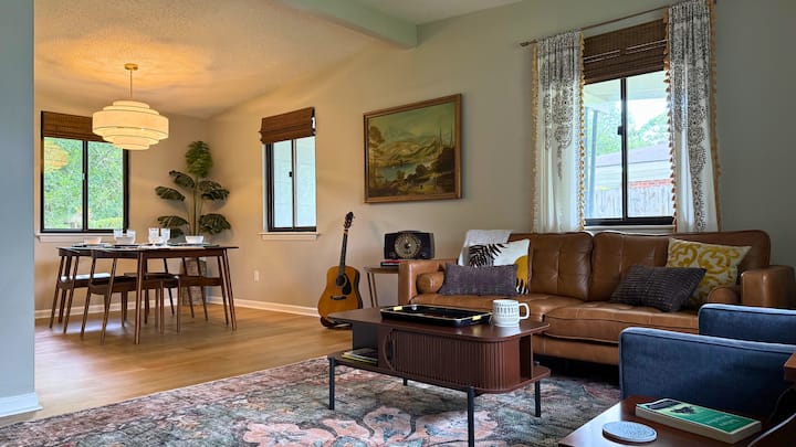 Pet Friendly Oasis W/
Office & Stocked Kitchen - Savannah, GA