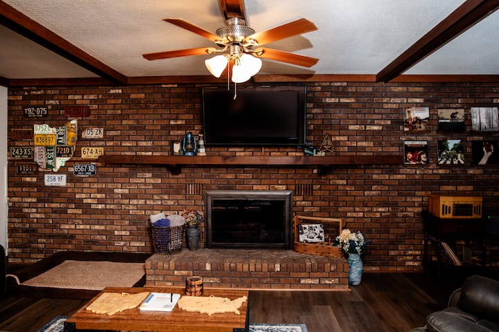 Lake Home Getaway ~ Kid & Pet Friendly! - Lakeview, OH