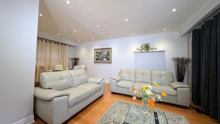 Bright Cozy Home In Scarborough, Toronto! - Splash Island