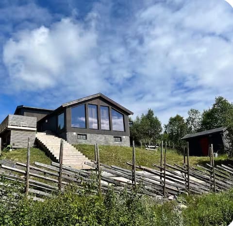 Modern mountain cabin – Stunning views – 10/12 people