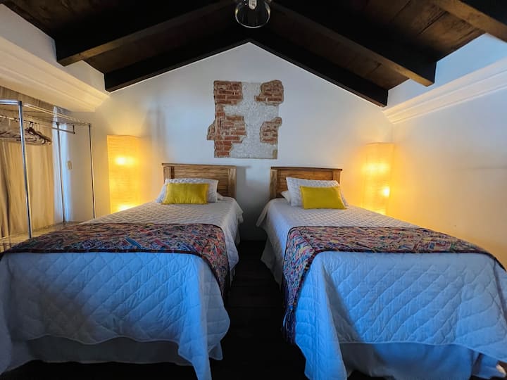 שתי מיטות זוגיות בקומה השנייה בחדר קומת ביניים 