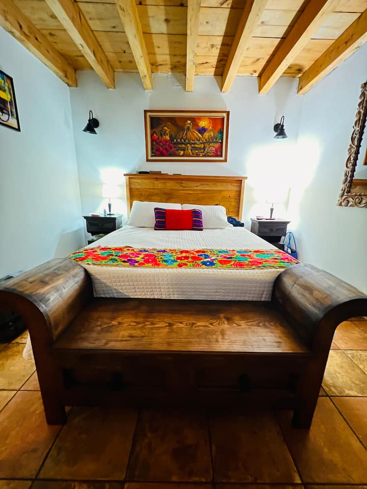 חדר שינה ראשי כולל 1/2 חדר רחצה וליד חדר רחצה ושירותים 