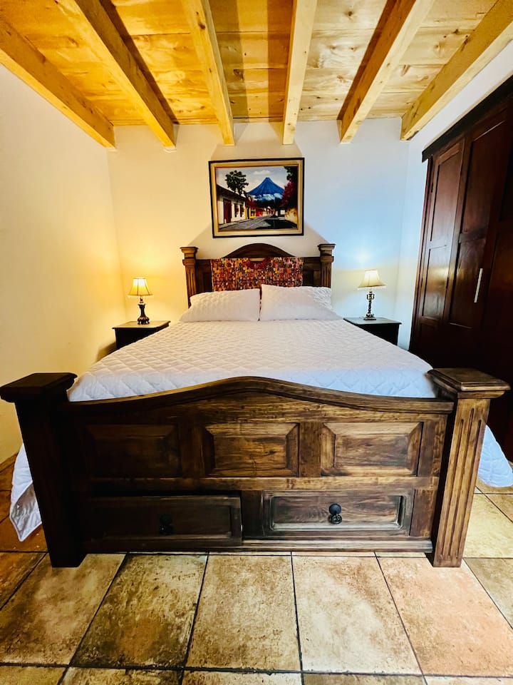 חדר שינה 2 עם ארון מלא ולצד חדר רחצה מלא בקומה הראשונה