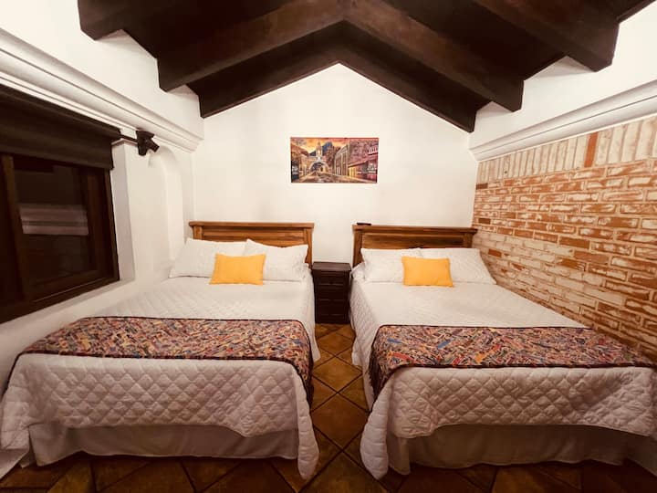 שתי מיטות קווין סייז בחדר שינה שלישי בקומה 2 עם ארון מלא וליד חדר רחצה בגודל מלא 