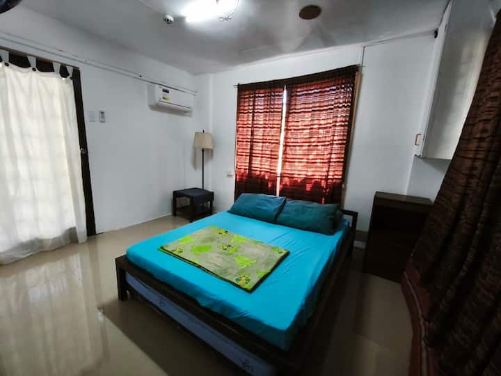 KLIMATIZOVANÁ IZBA na prízemí s kúpeľňou 
2 manželské postele
Skrinka/Úložný priestor
Vhodné pre 3 - 4 osoby