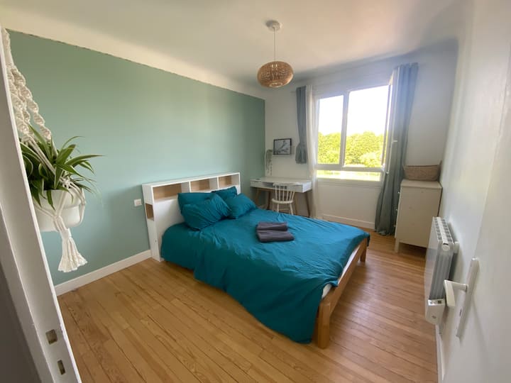 140x200 kitanda cha watu wawili
Dawati ili uweze kufanya kazi 