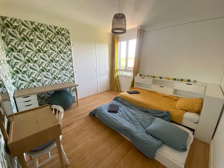 Taa 1 90x190 
Na kitanda cha droo cha 90x190 
Dawati ili uweze kufanya kazi 