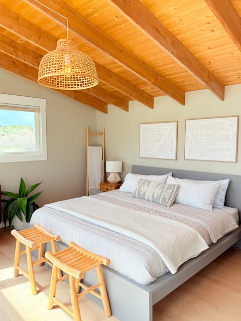 Beach Bungalow on private sandy beach - king bed