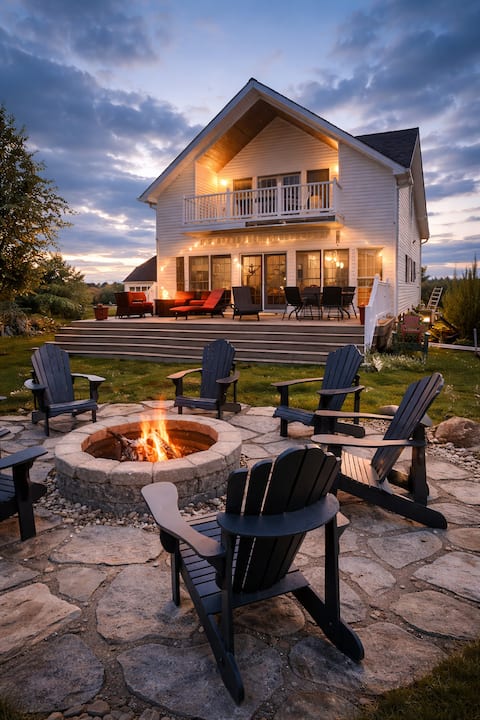 Family Holiday Getaway: Hot Tub & Freighter Views