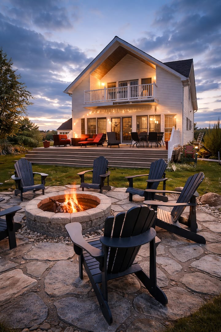 Family Getaway: River Freighter Views with Hot Tub
