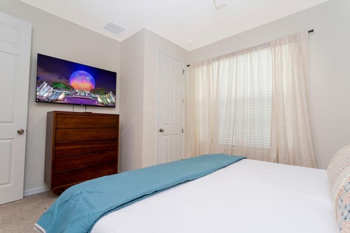 Un lit king size est à votre disposition au premier étage pour votre confort.