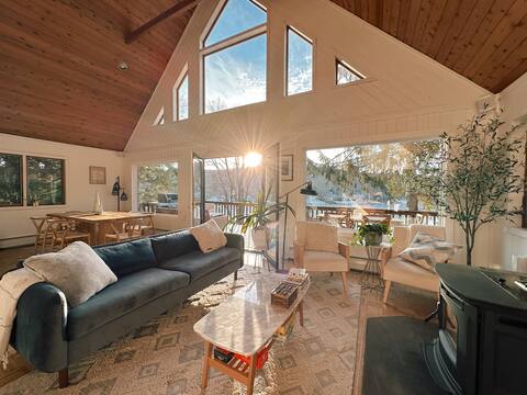 The Muskoday Lake House - Modern Lakefront Oasis