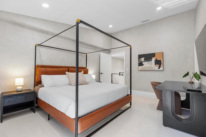 Nježne nijanse i tople teksture čine ovu modernu spavaću sobu s baldahinom mirnim i udobnim utočištem.