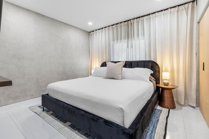 Spavaća soba s velikim bračnim krevetom (širine 180 – 200 cm) koja pruža vrhunsku udobnost i elegantan moderan dizajn.