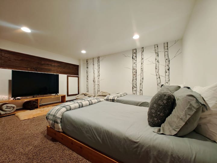 chumba cha kulala cha mara kwa mara chenye vitanda viwili vya mapacha — bora kwa watoto, marafiki, au wageni wa ziada.