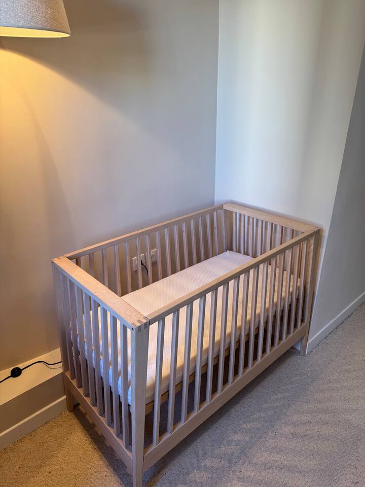 การย้ายเตียงเด็กอ่อน Linea โดย Leander

เตียงที่เหมาะสมตั้งแต่แรกเกิดถึงเด็กอายุประมาณ 4 ขวบ ฐานรองรับความสูงได้ในช่วง 2 -3 เดือนแรก 

• ขนาด: H90 x L65 x L132 ซม.
• ที่นอน: 60x120 ซม.